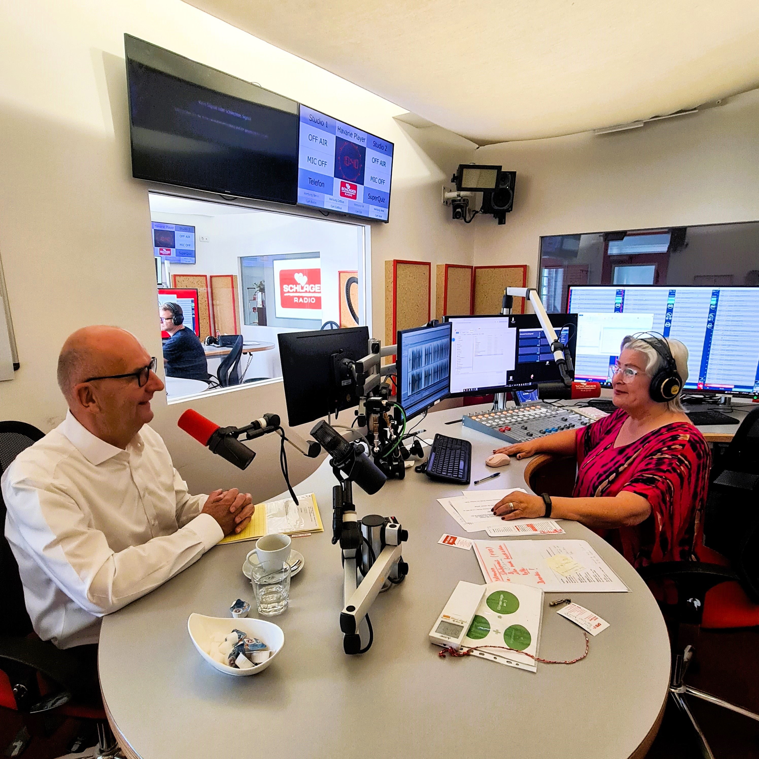 Dietmar Woidke mit Petra Schwarz im Schlager Radio Studio bearb. 13092024